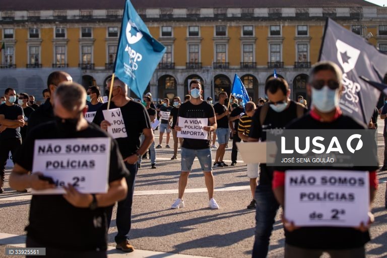 Profissionais da Polícia de Segurança Pública e da Guarda Nacional Republicana protestam com o objetivo de "sensibilizar todos os cidadãos para a problemática da não atribuição do suplemento de risco aos polícias da PSP e militares da GNR", em frente ao Ministério da Administração Interna, em Lisboa, 15 de julho de 2021. JOSÉ SENA GOULÃO/LUSA