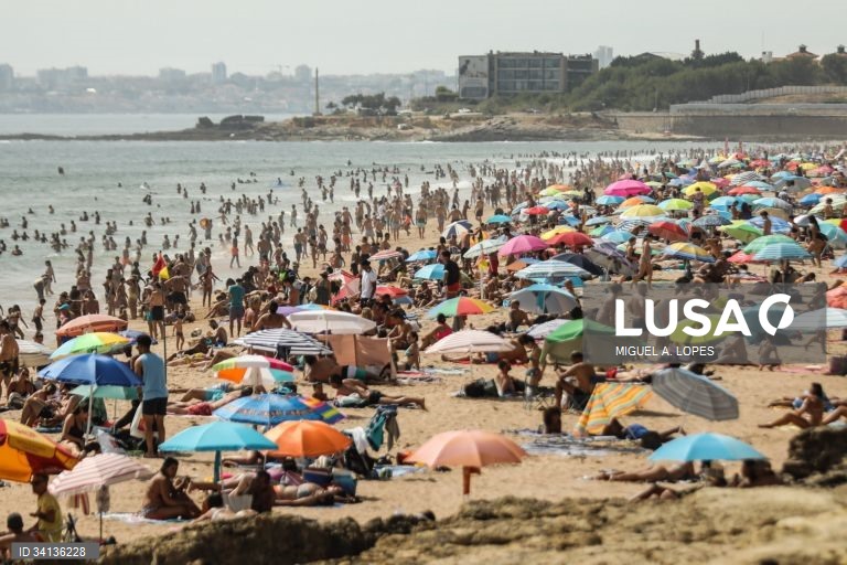 Populares na praia de Carcavelos. Num fim de semana com temperaturas ultrapassar os 40.ºC em diversos distritos do país, sobretudo no interior Norte e Centro e no Alentejo. Segundo o IPMA, as temperaturas máximas vão variar entre os 23º (Porto e Aveiro) e os 43º (Évora) e as mínimas entre os 13º (Bragança e Viseu) e os 26º (Faro). Foi igualmente emitido um aviso laranja de tempo quente até às 5h de domingo, dia 15, para os distritos de Beja, Castelo Branco, Évora e Portalegre e estão ainda sob...