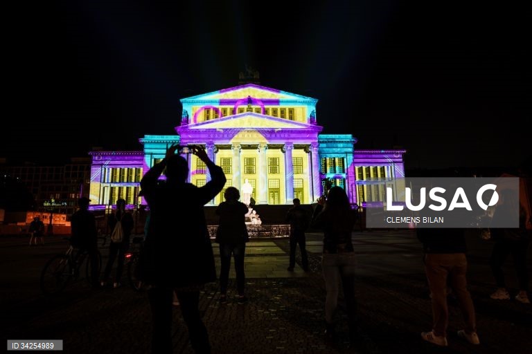Cerca de 75 edifícios na capital alemã são projetados com instalações de luzes e projeções em 3D.