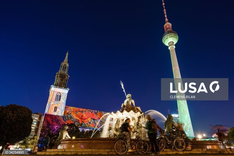 Cerca de 75 edifícios na capital alemã são projetados com instalações de luzes e projeções em 3D.