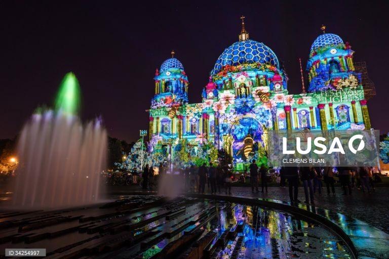 Cerca de 75 edifícios na capital alemã são projetados com instalações de luzes e projeções em 3D.