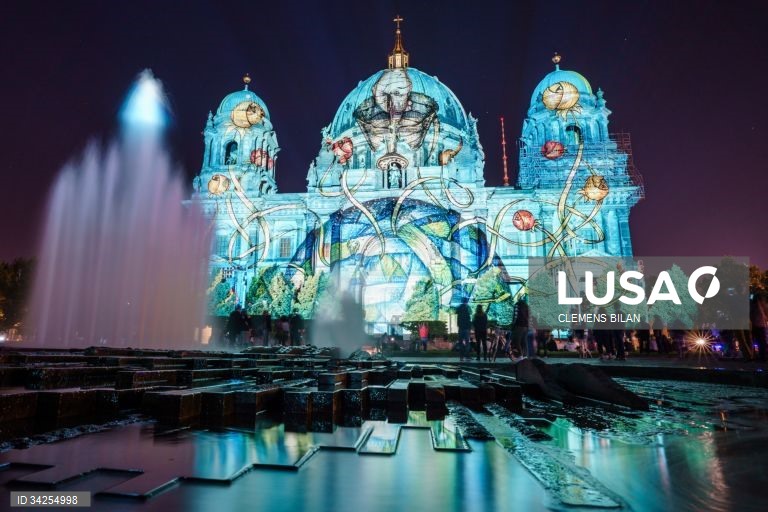 Cerca de 75 edifícios na capital alemã são projetados com instalações de luzes e projeções em 3D.