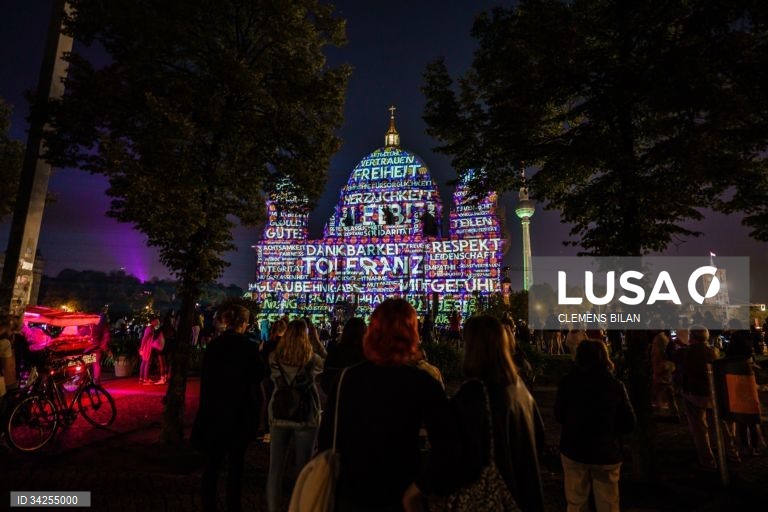 Cerca de 75 edifícios na capital alemã são projetados com instalações de luzes e projeções em 3D.