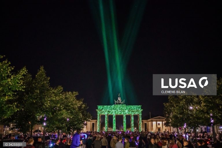 Cerca de 75 edifícios na capital alemã são projetados com instalações de luzes e projeções em 3D.