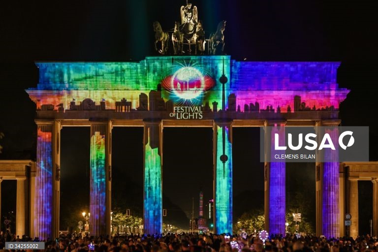 Cerca de 75 edifícios na capital alemã são projetados com instalações de luzes e projeções em 3D.