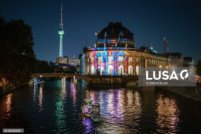 Cerca de 75 edifícios na capital alemã são projetados com instalações de luzes e projeções em 3D.