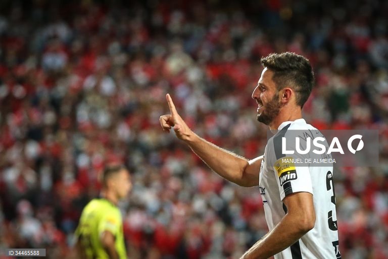 O Benfica sofreu a primeira derrota na I Liga portuguesa de futebol e ficou com uma liderança menos confortável, ao perder por 1-0 na receção ao Portimonense, em jogo da oitava jornada da prova.