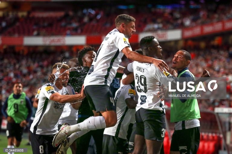 O Benfica sofreu a primeira derrota na I Liga portuguesa de futebol e ficou com uma liderança menos confortável, ao perder por 1-0 na receção ao Portimonense, em jogo da oitava jornada da prova.