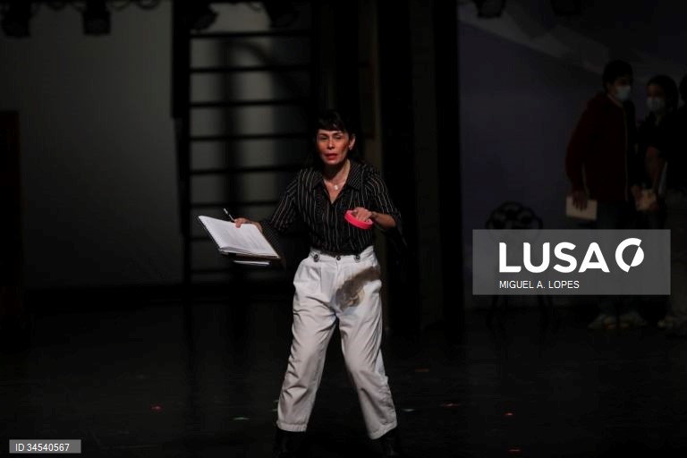 Ensaio de imprensa da peça de teatro "Juventude Inquieta", no Teatro D. Maria II, Lisboa, 14 de outubro de 2021. A mais recente criação de Joana Craveiro e do Teatro do Vestido, estreia no próximo dia 16 de outubro e marca o regresso desta companhia ao Teatro Nacional D. Maria II. O espetáculo é construído a partir do romance "A Cidade das Flores", de Augusto Abelaira. MIGUEL A. LOPES/LUSA