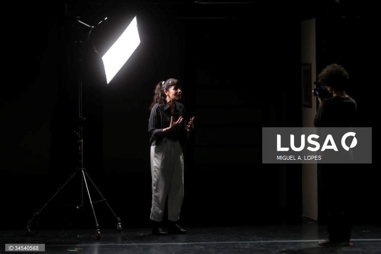 Ensaio de imprensa da peça de teatro "Juventude Inquieta", no Teatro D. Maria II, Lisboa, 14 de outubro de 2021. A mais recente criação de Joana Craveiro e do Teatro do Vestido, estreia no próximo dia 16 de outubro e marca o regresso desta companhia ao Teatro Nacional D. Maria II. O espetáculo é construído a partir do romance "A Cidade das Flores", de Augusto Abelaira. MIGUEL A. LOPES/LUSA