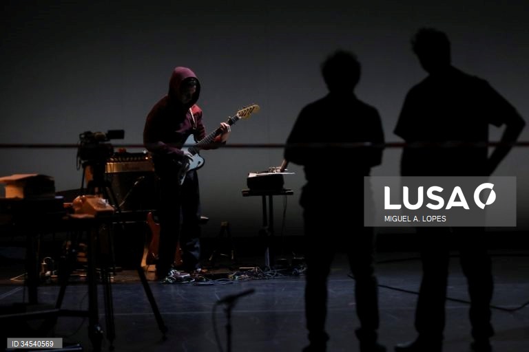 Ensaio de imprensa da peça de teatro "Juventude Inquieta", no Teatro D. Maria II, Lisboa, 14 de outubro de 2021. A mais recente criação de Joana Craveiro e do Teatro do Vestido, estreia no próximo dia 16 de outubro e marca o regresso desta companhia ao Teatro Nacional D. Maria II. O espetáculo é construído a partir do romance "A Cidade das Flores", de Augusto Abelaira. MIGUEL A. LOPES/LUSA