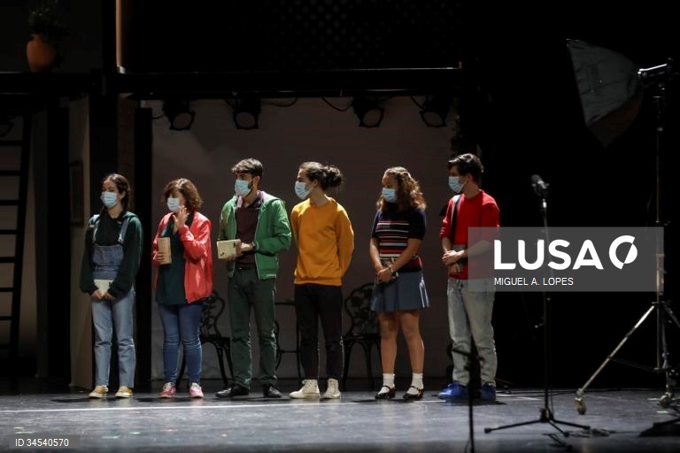 Ensaio de imprensa da peça de teatro "Juventude Inquieta", no Teatro D. Maria II, Lisboa, 14 de outubro de 2021. A mais recente criação de Joana Craveiro e do Teatro do Vestido, estreia no próximo dia 16 de outubro e marca o regresso desta companhia ao Teatro Nacional D. Maria II. O espetáculo é construído a partir do romance "A Cidade das Flores", de Augusto Abelaira. MIGUEL A. LOPES/LUSA