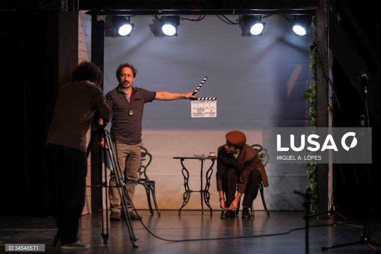Ensaio de imprensa da peça de teatro "Juventude Inquieta", no Teatro D. Maria II, Lisboa, 14 de outubro de 2021. A mais recente criação de Joana Craveiro e do Teatro do Vestido, estreia no próximo dia 16 de outubro e marca o regresso desta companhia ao Teatro Nacional D. Maria II. O espetáculo é construído a partir do romance "A Cidade das Flores", de Augusto Abelaira. MIGUEL A. LOPES/LUSA