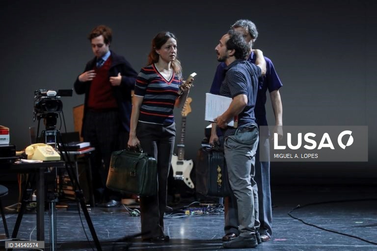 Ensaio de imprensa da peça de teatro "Juventude Inquieta", no Teatro D. Maria II, Lisboa, 14 de outubro de 2021. A mais recente criação de Joana Craveiro e do Teatro do Vestido, estreia no próximo dia 16 de outubro e marca o regresso desta companhia ao Teatro Nacional D. Maria II. O espetáculo é construído a partir do romance "A Cidade das Flores", de Augusto Abelaira. MIGUEL A. LOPES/LUSA
