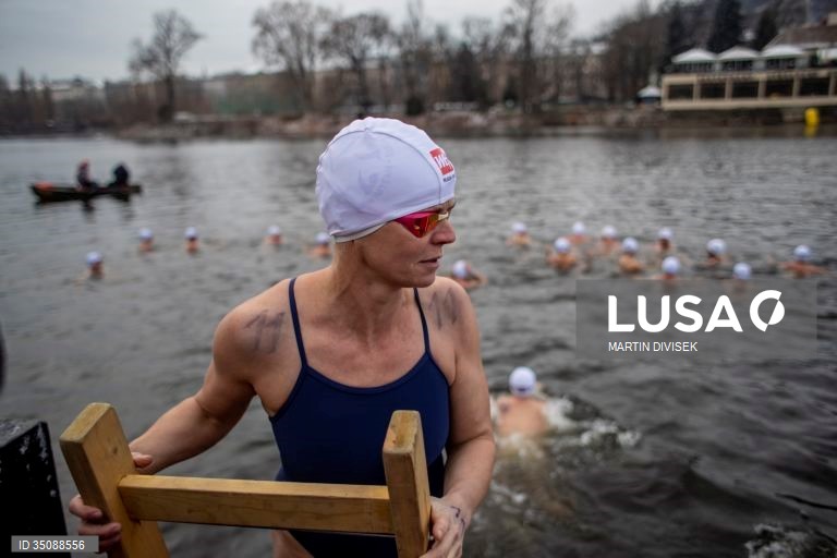 República Checa: Tradicional banho de Natal no Rio Ultava