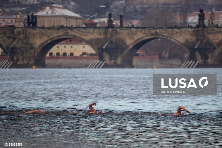 República Checa: Tradicional banho de Natal no Rio Ultava