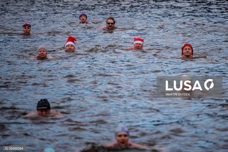 República Checa: Tradicional banho de Natal no Rio Ultava