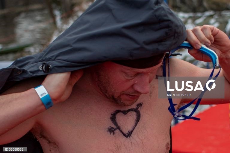 República Checa: Tradicional banho de Natal no Rio Ultava