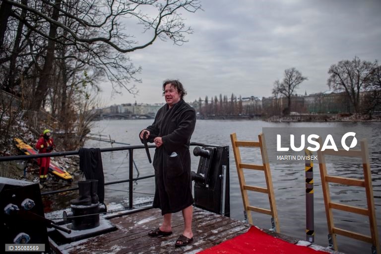 República Checa: Tradicional banho de Natal no Rio Ultava