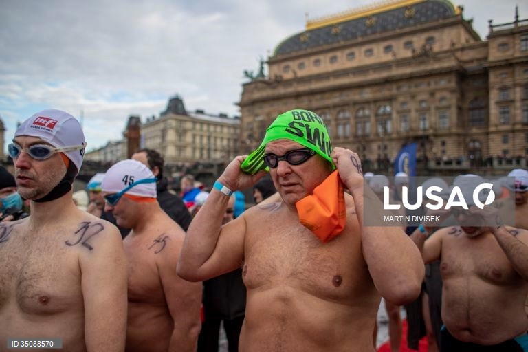 República Checa: Tradicional banho de Natal no Rio Ultava