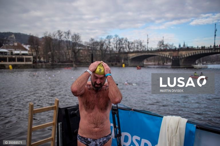 República Checa: Tradicional banho de Natal no Rio Ultava