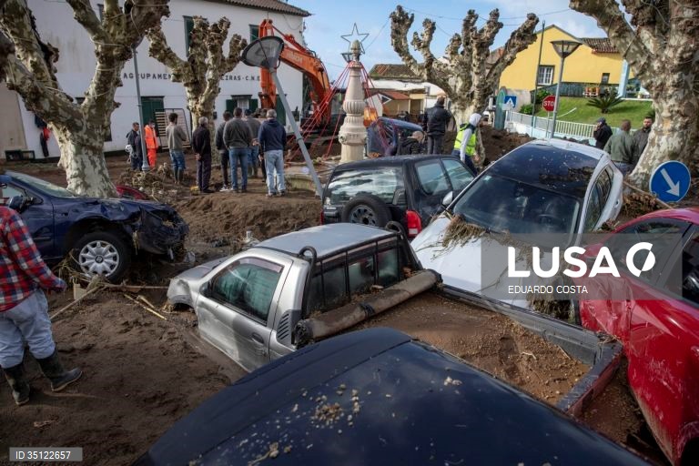 O mau tempo nos Açores obrigou a realojar 15 pessoas depois de uma ribeira ter transbordado na freguesia das Feteiras, concelho de Ponta Delgada, provocando o arrastamento de 15 viaturas e afetando 13 residências, revelou a Proteção Civil. em Ponta Delgada, Ilha de São Miguel Açores 31 de Dezembro de 2021. EDUARDO COSTA /LUSA