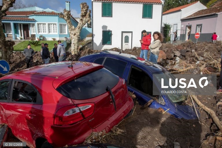 O mau tempo nos Açores obrigou a realojar 15 pessoas depois de uma ribeira ter transbordado na freguesia das Feteiras, concelho de Ponta Delgada, provocando o arrastamento de 15 viaturas e afetando 13 residências, revelou a Proteção Civil. em Ponta Delgada, Ilha de São Miguel Açores 31 de Dezembro de 2021. EDUARDO COSTA /LUSA