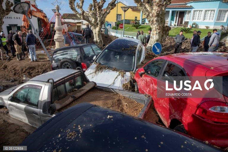 O mau tempo nos Açores obrigou a realojar 15 pessoas depois de uma ribeira ter transbordado na freguesia das Feteiras, concelho de Ponta Delgada, provocando o arrastamento de 15 viaturas e afetando 13 residências, revelou a Proteção Civil. em Ponta Delgada, Ilha de São Miguel Açores 31 de Dezembro de 2021. EDUARDO COSTA /LUSA