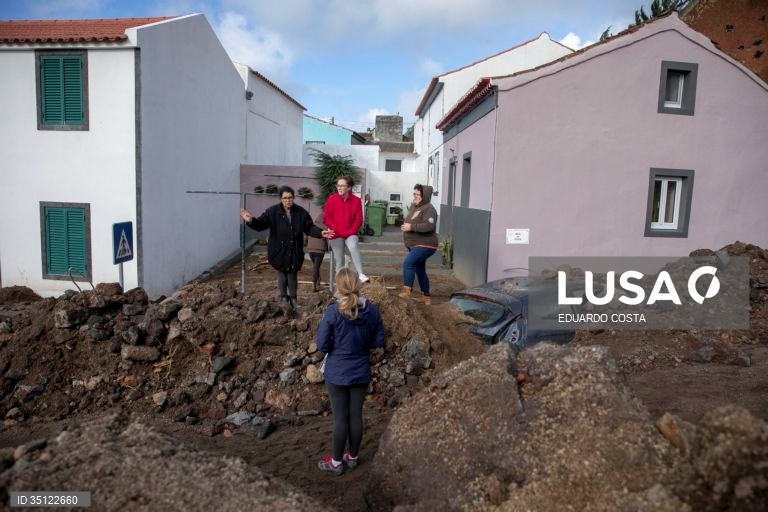 O mau tempo nos Açores obrigou a realojar 15 pessoas depois de uma ribeira ter transbordado na freguesia das Feteiras, concelho de Ponta Delgada, provocando o arrastamento de 15 viaturas e afetando 13 residências, revelou a Proteção Civil. em Ponta Delgada, Ilha de São Miguel Açores 31 de Dezembro de 2021. EDUARDO COSTA /LUSA