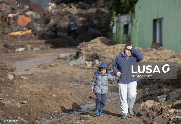 O mau tempo nos Açores obrigou a realojar 15 pessoas depois de uma ribeira ter transbordado na freguesia das Feteiras, concelho de Ponta Delgada, provocando o arrastamento de 15 viaturas e afetando 13 residências, revelou a Proteção Civil. em Ponta Delgada, Ilha de São Miguel Açores 31 de Dezembro de 2021. EDUARDO COSTA /LUSA