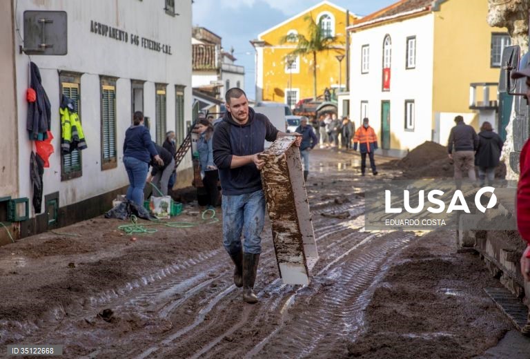 O mau tempo nos Açores obrigou a realojar 15 pessoas depois de uma ribeira ter transbordado na freguesia das Feteiras, concelho de Ponta Delgada, provocando o arrastamento de 15 viaturas e afetando 13 residências, revelou a Proteção Civil. em Ponta Delgada, Ilha de São Miguel Açores 31 de Dezembro de 2021. EDUARDO COSTA /LUSA