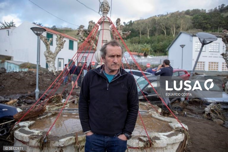 O mau tempo nos Açores obrigou a realojar 15 pessoas depois de uma ribeira ter transbordado na freguesia das Feteiras, concelho de Ponta Delgada, provocando o arrastamento de 15 viaturas e afetando 13 residências, revelou a Proteção Civil. em Ponta Delgada, Ilha de São Miguel Açores 31 de Dezembro de 2021. EDUARDO COSTA /LUSA