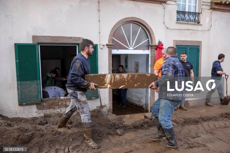 O mau tempo nos Açores obrigou a realojar 15 pessoas depois de uma ribeira ter transbordado na freguesia das Feteiras, concelho de Ponta Delgada, provocando o arrastamento de 15 viaturas e afetando 13 residências, revelou a Proteção Civil. em Ponta Delgada, Ilha de São Miguel Açores 31 de Dezembro de 2021. EDUARDO COSTA /LUSA