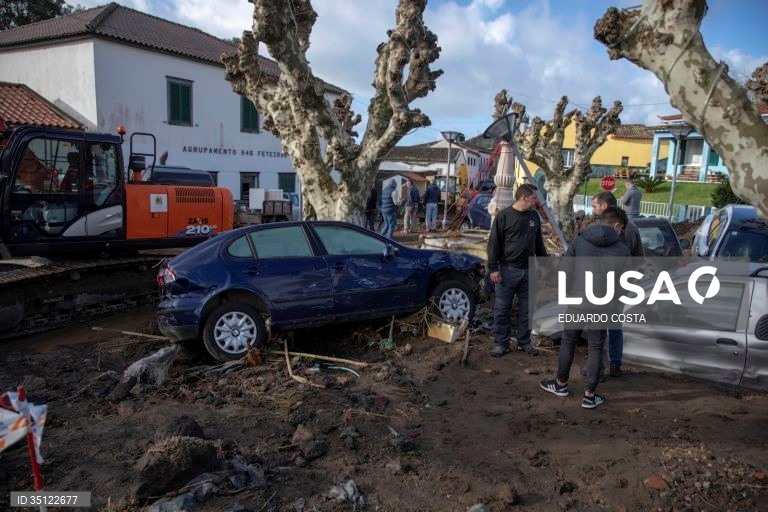 O mau tempo nos Açores obrigou a realojar 15 pessoas depois de uma ribeira ter transbordado na freguesia das Feteiras, concelho de Ponta Delgada, provocando o arrastamento de 15 viaturas e afetando 13 residências, revelou a Proteção Civil. em Ponta Delgada, Ilha de São Miguel Açores 31 de Dezembro de 2021. EDUARDO COSTA /LUSA