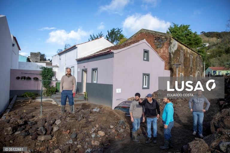 O mau tempo nos Açores obrigou a realojar 15 pessoas depois de uma ribeira ter transbordado na freguesia das Feteiras, concelho de Ponta Delgada, provocando o arrastamento de 15 viaturas e afetando 13 residências, revelou a Proteção Civil. em Ponta Delgada, Ilha de São Miguel Açores 31 de Dezembro de 2021. EDUARDO COSTA /LUSA