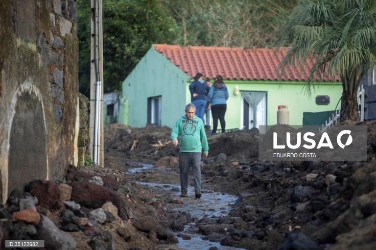 O mau tempo nos Açores obrigou a realojar 15 pessoas depois de uma ribeira ter transbordado na freguesia das Feteiras, concelho de Ponta Delgada, provocando o arrastamento de 15 viaturas e afetando 13 residências, revelou a Proteção Civil. em Ponta Delgada, Ilha de São Miguel Açores 31 de Dezembro de 2021. EDUARDO COSTA /LUSA