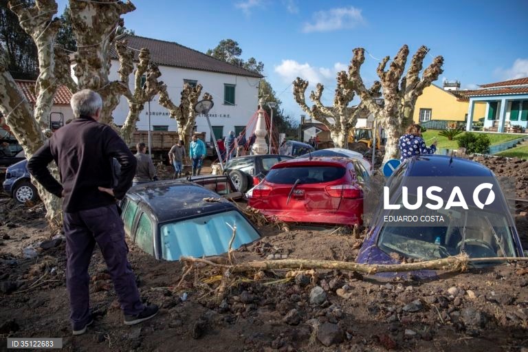 O mau tempo nos Açores obrigou a realojar 15 pessoas depois de uma ribeira ter transbordado na freguesia das Feteiras, concelho de Ponta Delgada, provocando o arrastamento de 15 viaturas e afetando 13 residências, revelou a Proteção Civil. em Ponta Delgada, Ilha de São Miguel Açores 31 de Dezembro de 2021. EDUARDO COSTA /LUSA