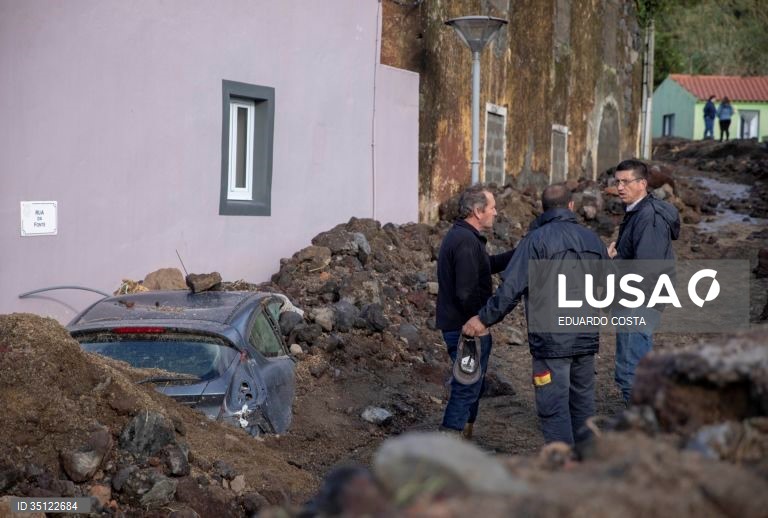 O mau tempo nos Açores obrigou a realojar 15 pessoas depois de uma ribeira ter transbordado na freguesia das Feteiras, concelho de Ponta Delgada, provocando o arrastamento de 15 viaturas e afetando 13 residências, revelou a Proteção Civil. em Ponta Delgada, Ilha de São Miguel Açores 31 de Dezembro de 2021. EDUARDO COSTA /LUSA