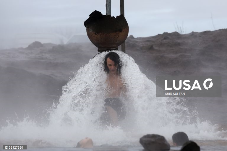 Fonte de água quente nas Colinas de Golan, Israel