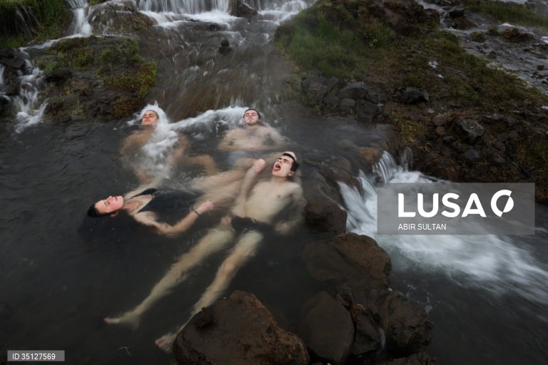 Fonte de água quente nas Colinas de Golan, Israel