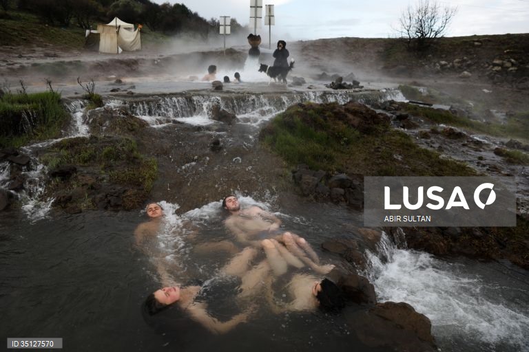 Fonte de água quente nas Colinas de Golan, Israel