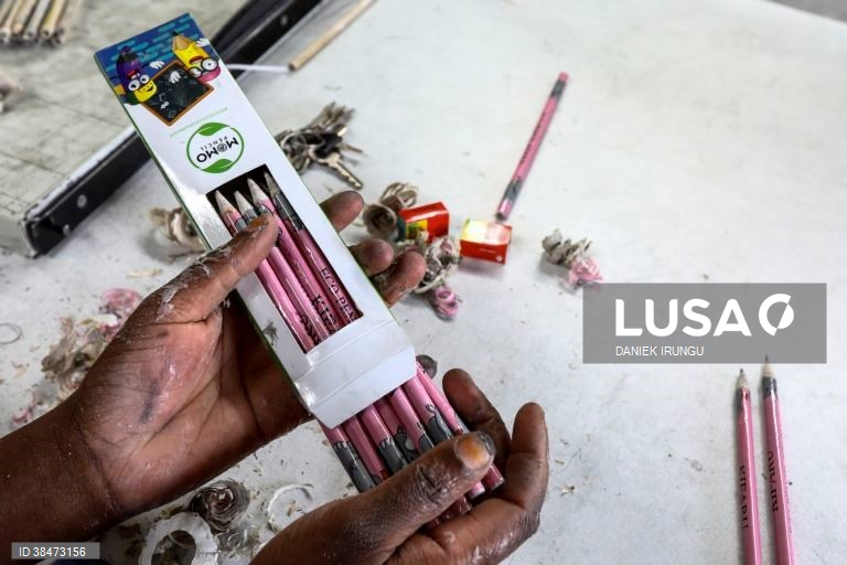 Quénia: Empresa faz lápis através da reciclagem de jornais 