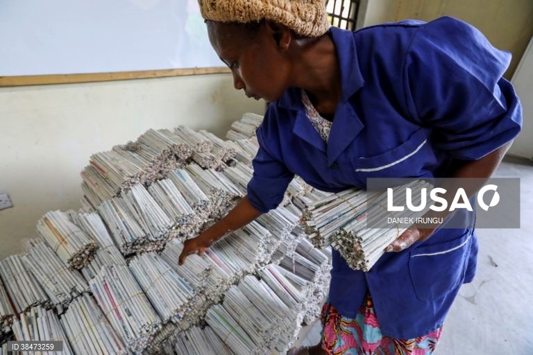 Quénia: Empresa faz lápis através da reciclagem de jornais 