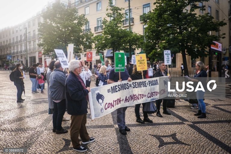 Pessoas participam no protesto do Movimento "Os mesmos de sempre a pagar, contra o aumento do custo de vida", no Largo Camões com deslocação ao Ministério da Economia, em Lisboa, 03 de junho de 2022. O Movimento realiza, nos dias 03 e 04 de junho, ações de protesto, a nível nacional. MÁRIO CRUZ/LUSA