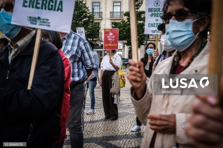 Pessoas participam no protesto do Movimento "Os mesmos de sempre a pagar, contra o aumento do custo de vida", no Largo Camões com deslocação ao Ministério da Economia, em Lisboa, 03 de junho de 2022. O Movimento realiza, nos dias 03 e 04 de junho, ações de protesto, a nível nacional. MÁRIO CRUZ/LUSA