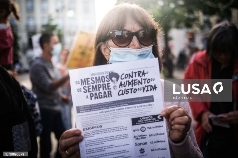 Pessoas participam no protesto do Movimento "Os mesmos de sempre a pagar, contra o aumento do custo de vida", no Largo Camões com deslocação ao Ministério da Economia, em Lisboa, 03 de junho de 2022. O Movimento realiza, nos dias 03 e 04 de junho, ações de protesto, a nível nacional. MÁRIO CRUZ/LUSA