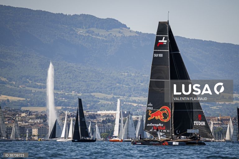 Mais de 420 barcos participam na Bol d'Or, a maior regata à vela realizada num lago na Europa, na Suiça.