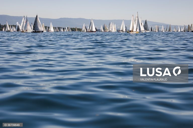 Mais de 420 barcos participam na Bol d'Or, a maior regata à vela realizada num lago na Europa, na Suiça.