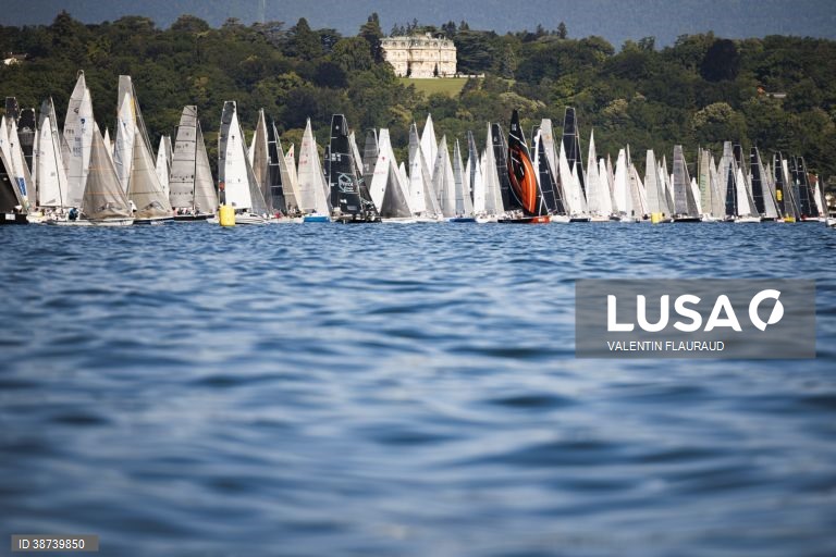 Mais de 420 barcos participam na Bol d'Or, a maior regata à vela realizada num lago na Europa, na Suiça.