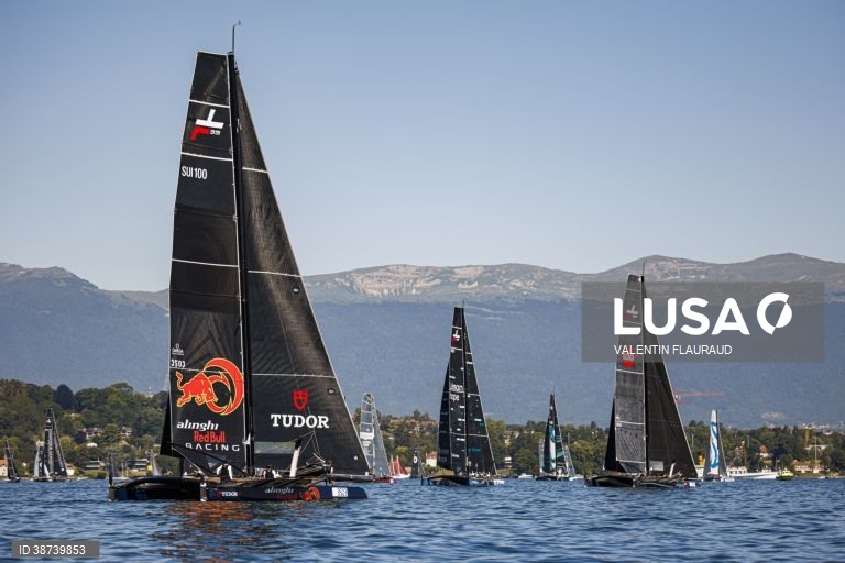 Mais de 420 barcos participam na Bol d'Or, a maior regata à vela realizada num lago na Europa, na Suiça.